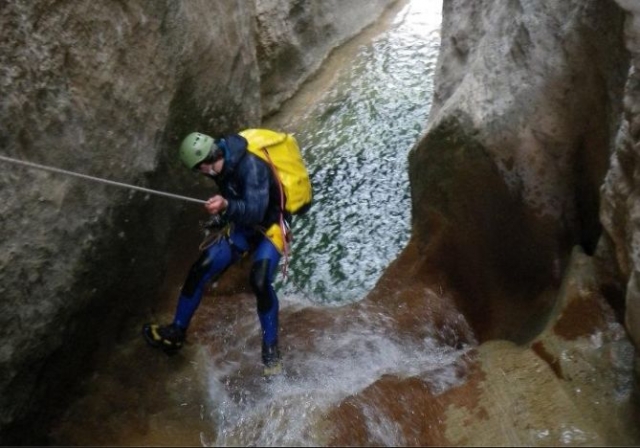  Führer beim Abseilen durch die Schlucht 